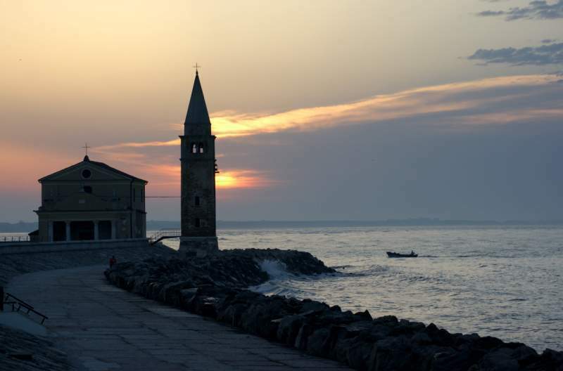 CAORLE: spazioso quadrilocale per vacanze a 50 mt dal mare