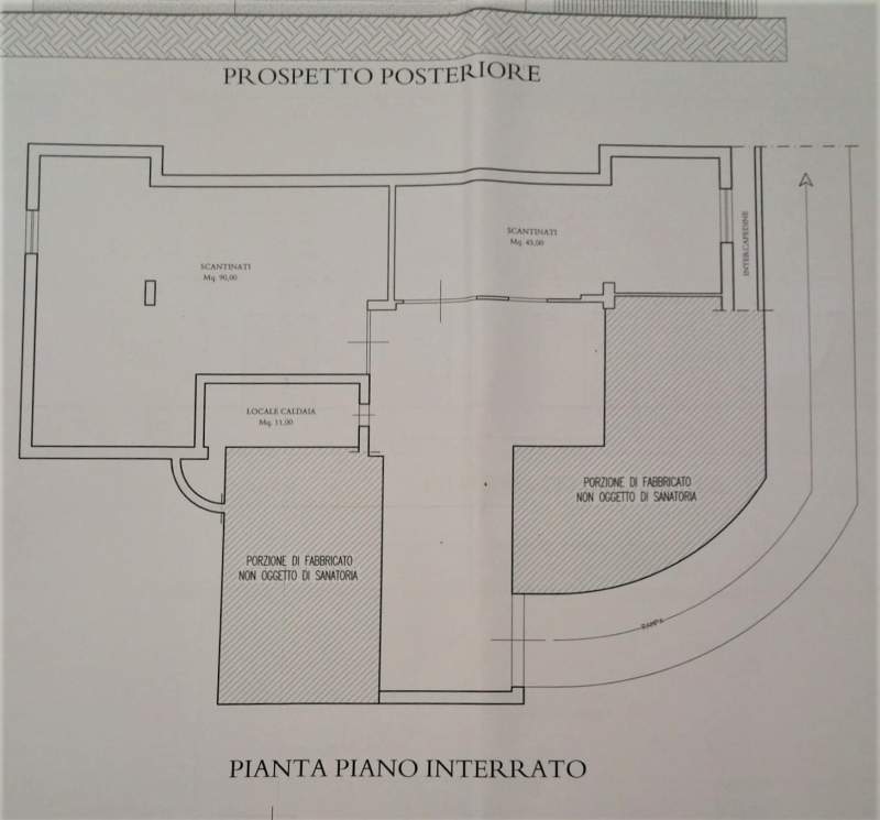 Locale commerciale con parcheggio e fondi