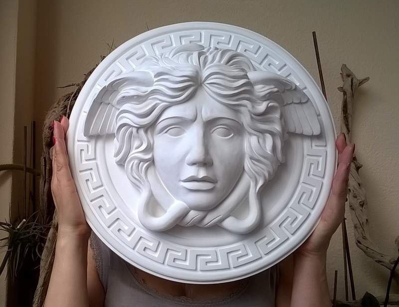 Dal mito la Medusa scultura avente diametro di 38 cm